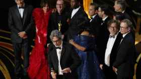 Peter Farrelly, director de ‘Green Book’, recoge el Oscar a Mejor Película.
