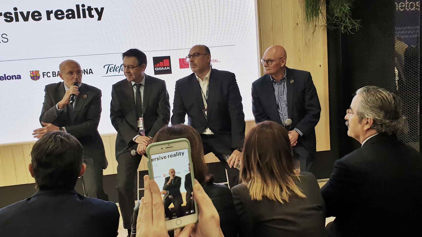 Carles Grau, de Mobile World Capital, Josep María Bartomeu, presidente del FC Barcelona, Emilio Gayo, presidente de Telefónica y John Hoffman, CEO de GSMA, durante la presentación.