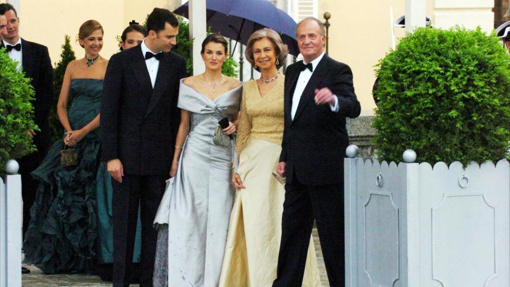 El príncipe de Asturias, Letizia Ortiz, la reina Sofía y el rey Juan Carlos en la cena previa a la boda real.