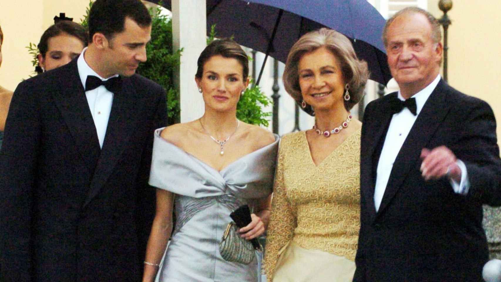 El príncipe de Asturias, Letizia Ortiz, la reina Sofía y el rey Juan Carlos en la cena previa a la boda real.