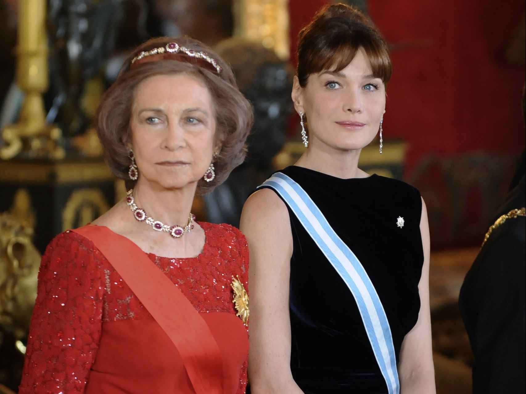 La reina Sofía con el conjunto de joyas de Niarchos junto a Carla Bruni en el año 2009.