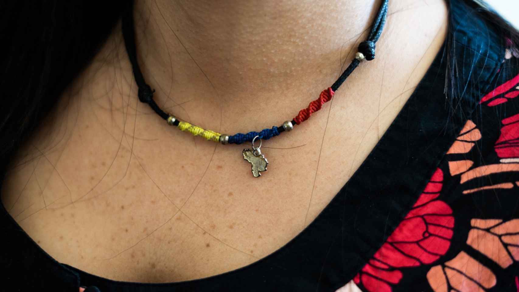 El collar, con forma del país de Venezuela, lo hizo Rebeca y lo lleva su hija.