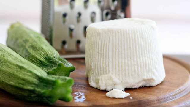 Un queso fresco dispuesto para ser cortado.
