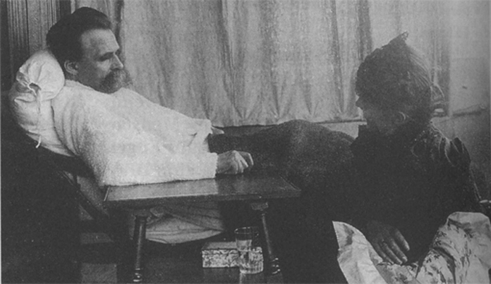 Nietzsche, ya muy enfermo, cuidado por su hermana en 1889