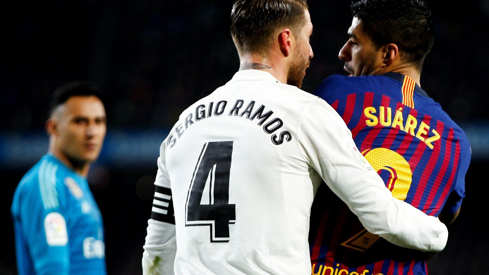 Sergio Ramos y Luis Suárez, durante El Clásico