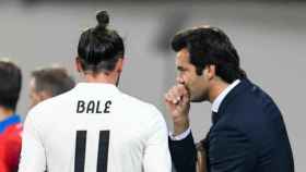 Bale y Solari dialogan durante un partido de Champions