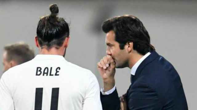Bale y Solari dialogan durante un partido de Champions
