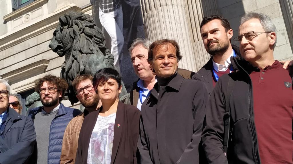 Miguel Urban, europarlamentario de Podemos, junto a la exdiputada de Bildu Marian Beitialarrangoitia; el exalcalde de Pamplona, Joseba Asiron, y Jaume Asens (En Comú), entonces teniente alcalde de Barcelona, ante los leones del Congreso.