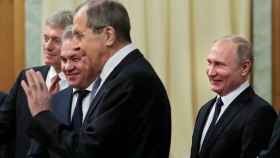 El portavoz del Kremlin, Dmitry Peskov, junto a Putin y el ministro de Exteriores ruso, Sergei Lavrov.
