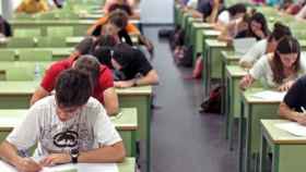 Alumnos realizando un examen en un aula. Foto: EFE