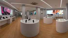 En la imagen, el interior de la tienda de Apple en la que han robado 100.000 euros en productos.