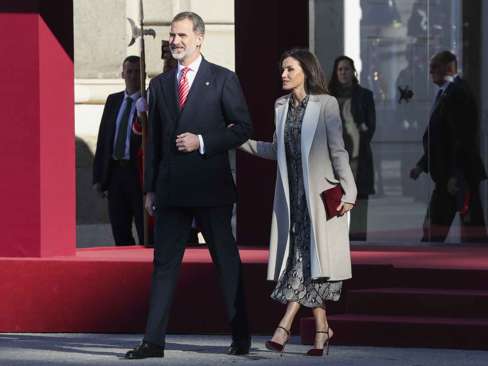 Los reyes de España a las puertas de Palacio Real de Madrid.