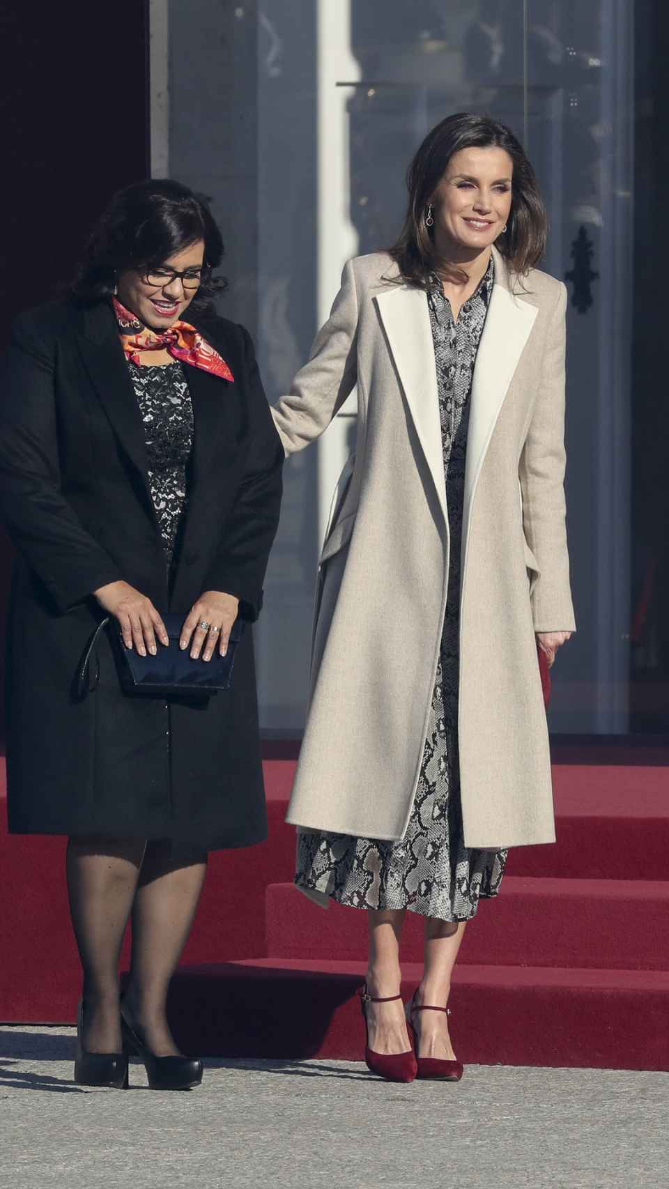 Maribel Díaz Cabello, primera dama de Perú, y la reina Letizia en el recibimiento de honor en el Palacio Real.