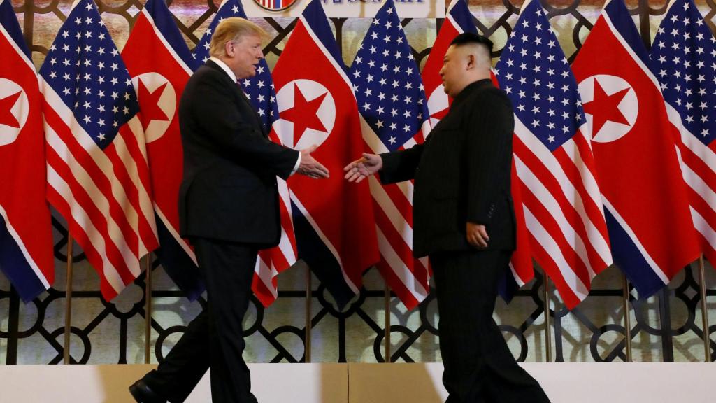 Kim Jong-un y Donald Trump este miércoles en Hanoi.