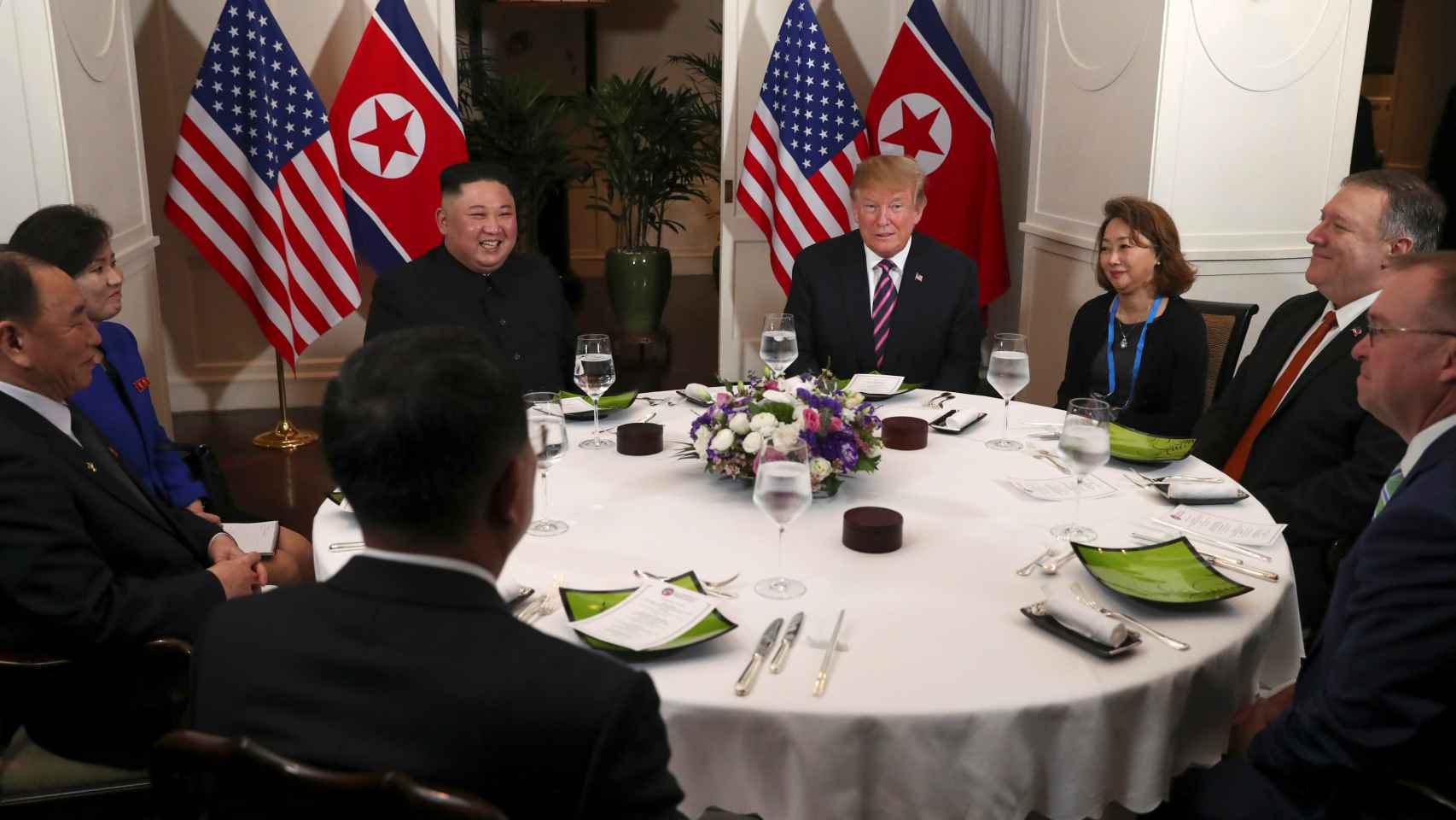 Los dos líderes junto a sus asesores, en la cena oficial.