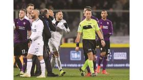Los jugadores del Inter discuten con el arbitro del encuentro