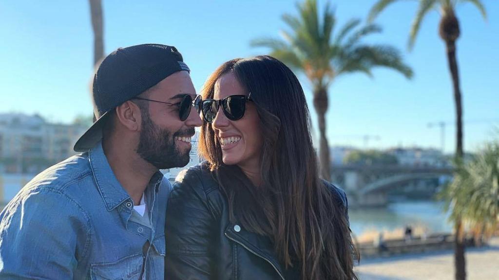 Omar Sánchez y Anabel Pantoja en el Paseo de Colón de Sevilla con el puente de Triana al fondo.