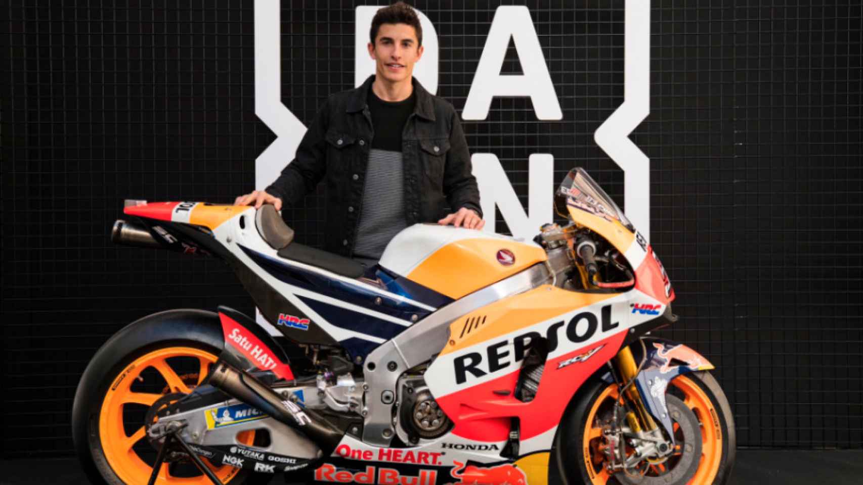 Marc Márquez posando junto a su moto y el logo de Dazn, en una imagen de archivo.