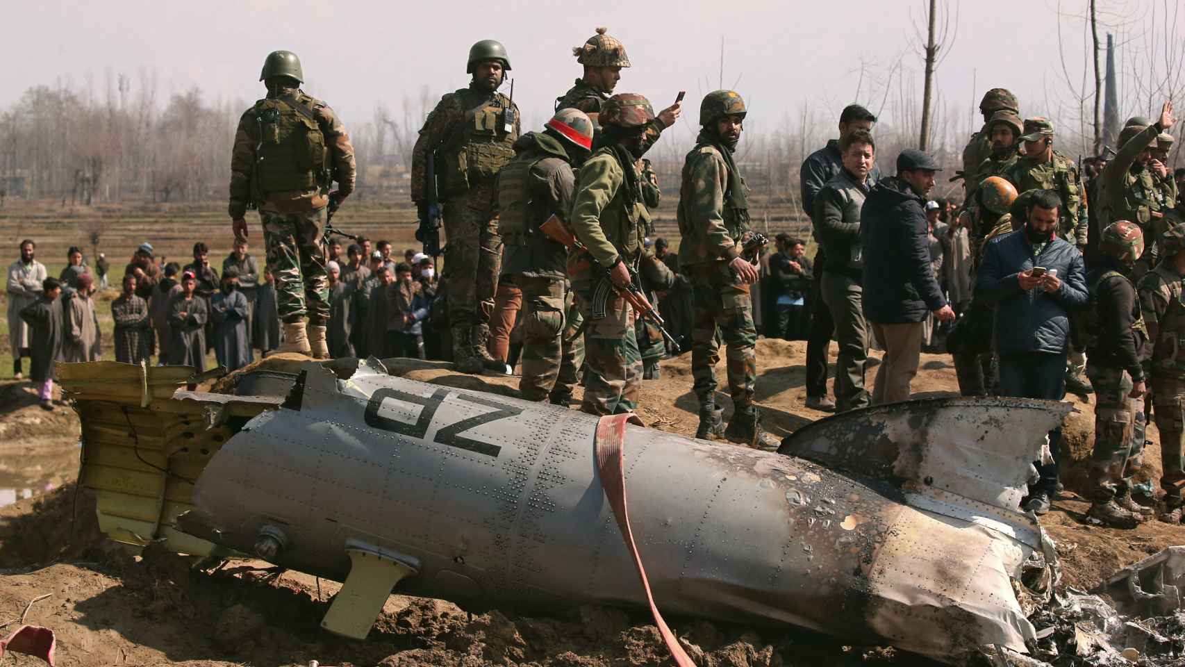 Soldados indios junto a un helicóptero de la Fuerza Aérea India estrellado en Bugdam, cerca de Cachemira.