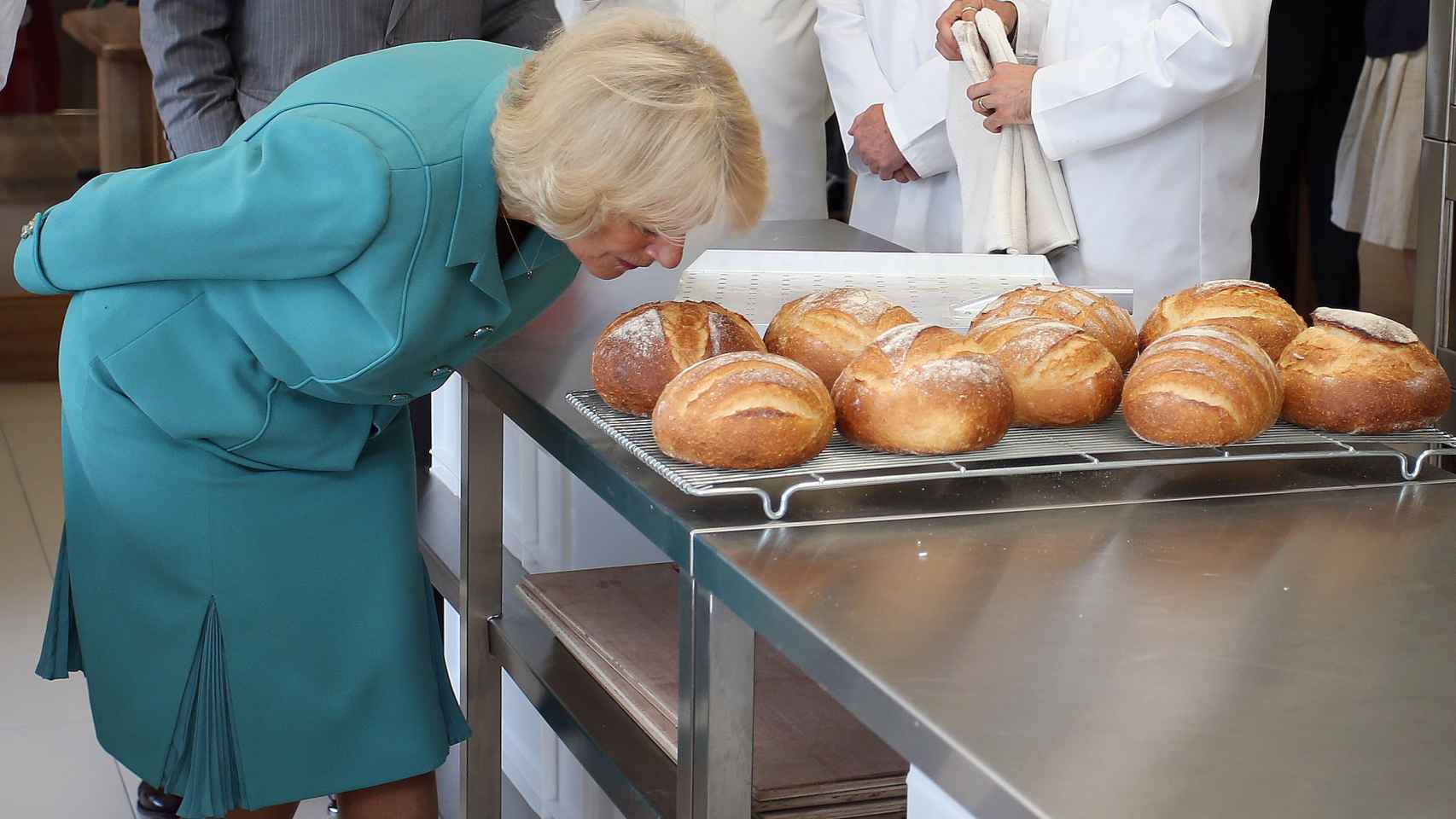 Camilla de Inglaterra oliendo pan.