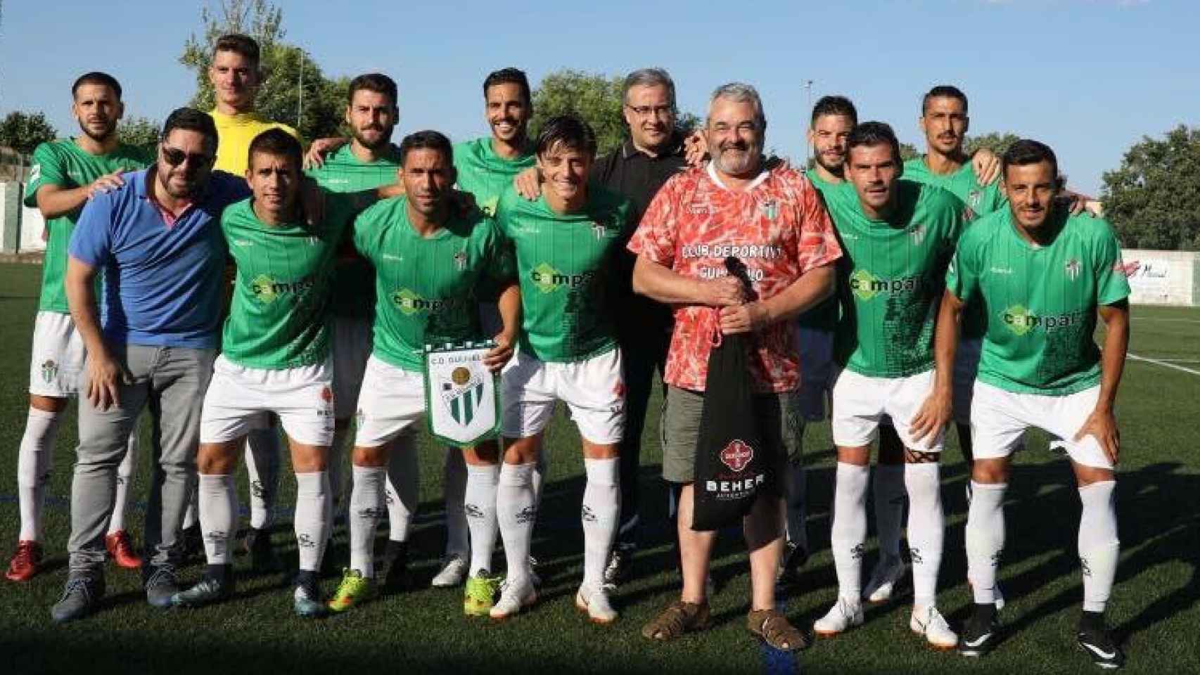 José Pinto junto a un equipo de fútbol de Salamanca