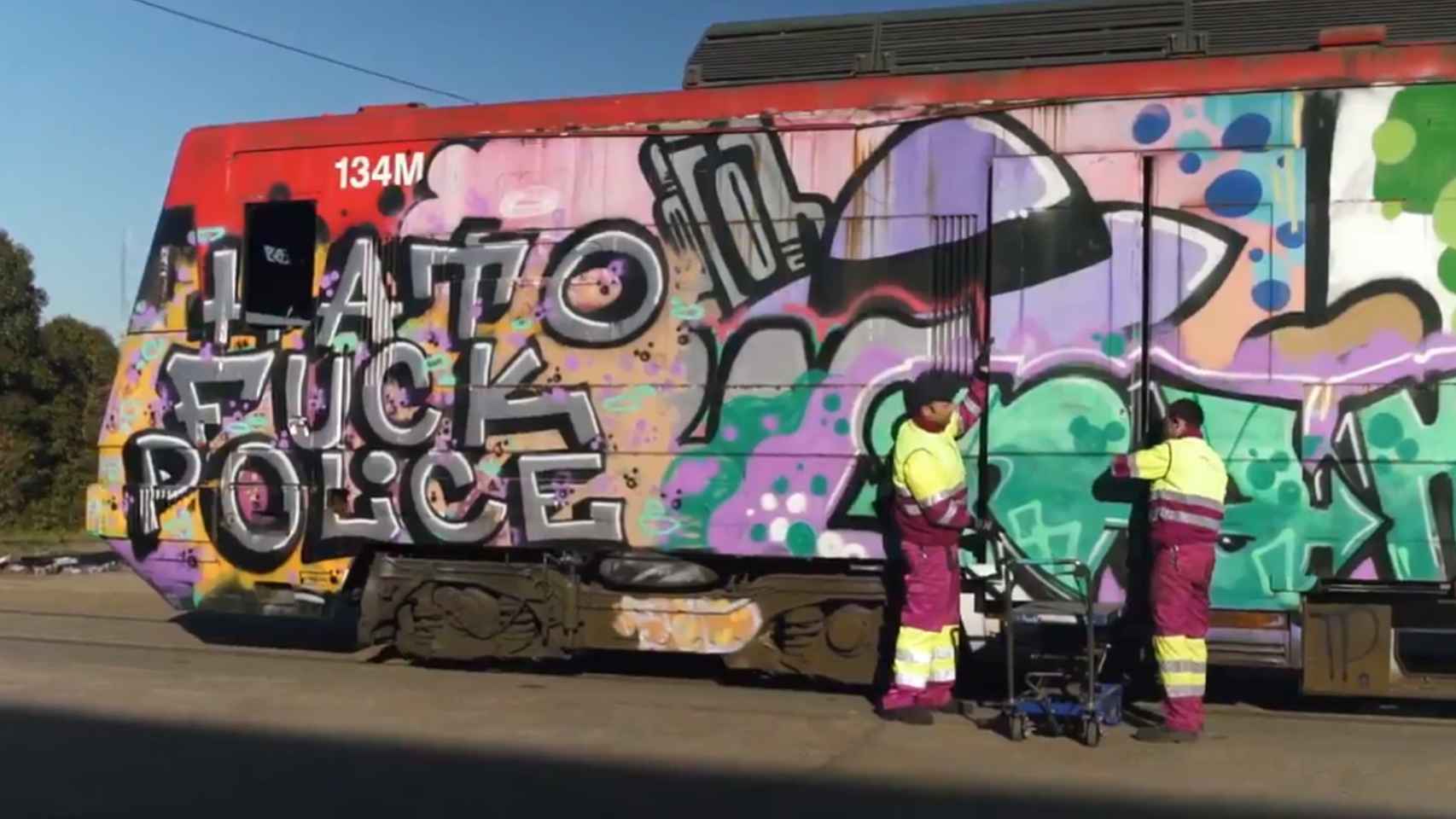 Un grafiti en un tren de Renfe.