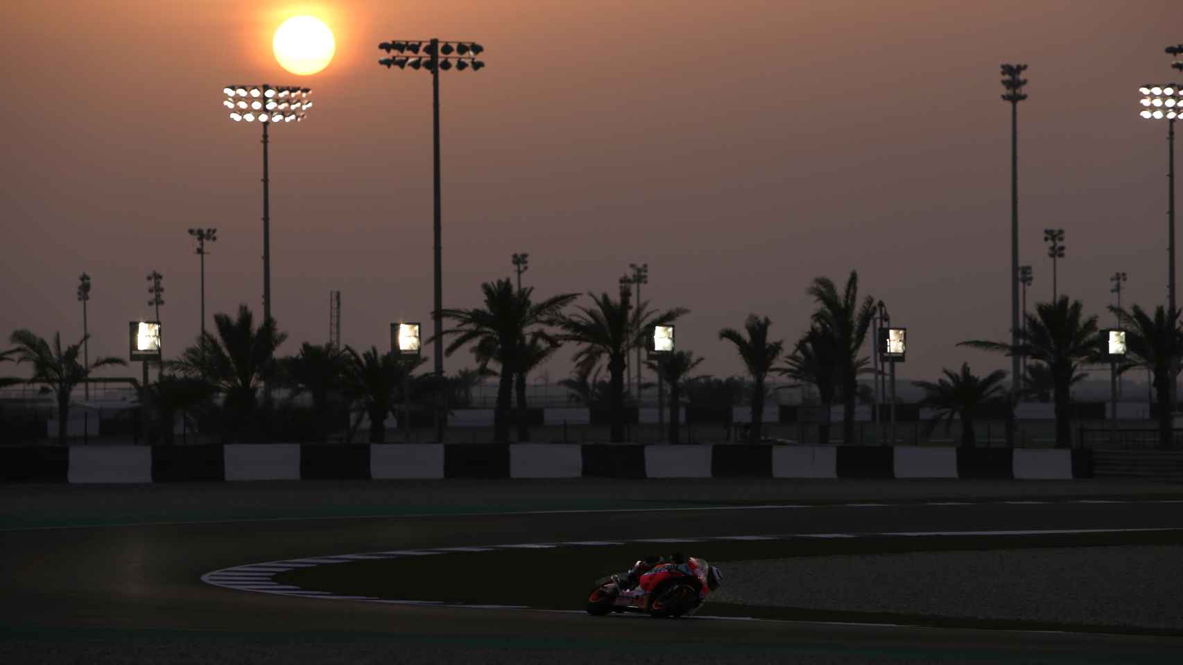 Jorge Lorenzo pilota su Honda RC213V bajo los focos del circuito qatarí de Losail.