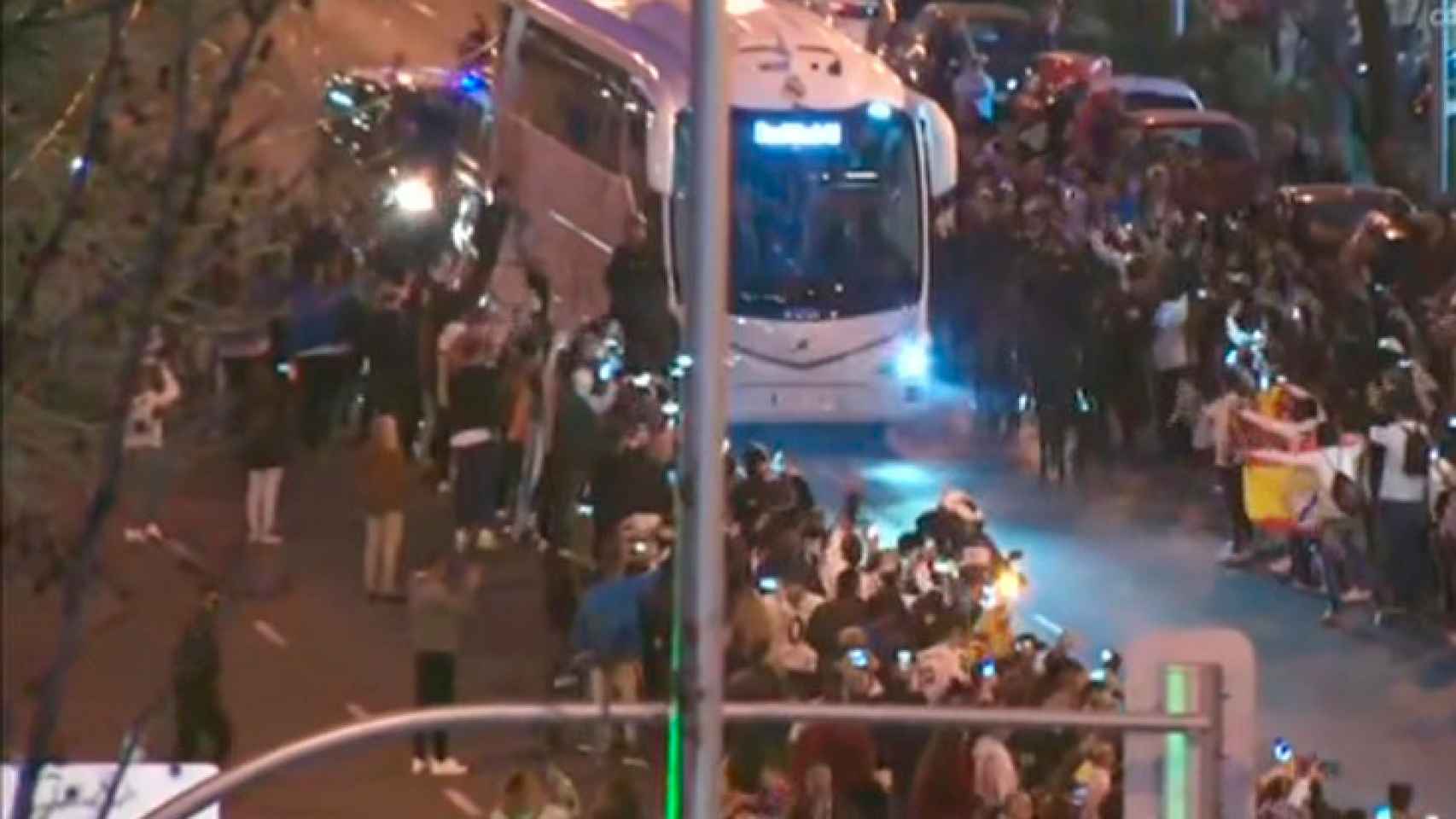 El autobús del Real Madrid, llegando al Santiago Bernabéu