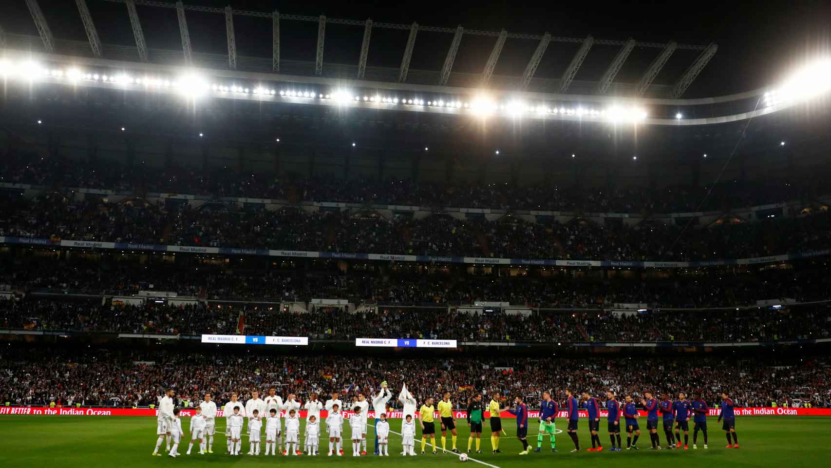 Los jugadores del Real Madrid y el FC Barcelona saludan a los espectadores del Santiago Bernabéu