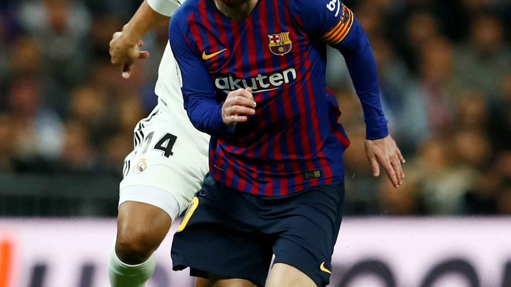 Leo Messi corre con el balón, perseguido por Casemiro