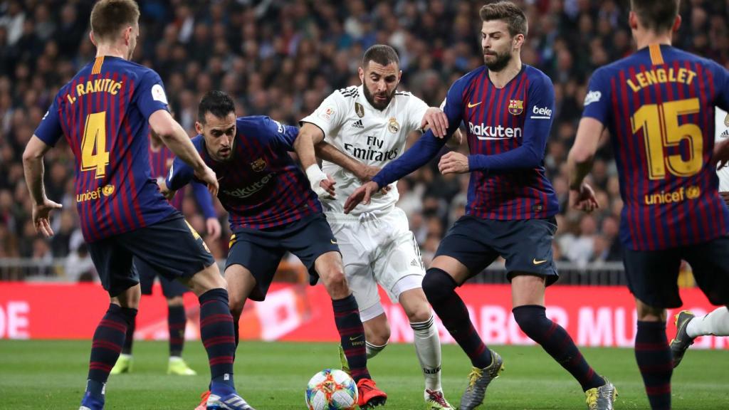 Karim Benzema intenta colarse dentro de la defensa del Barça