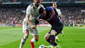 Carvajal y Messi forcejean por una pelota
