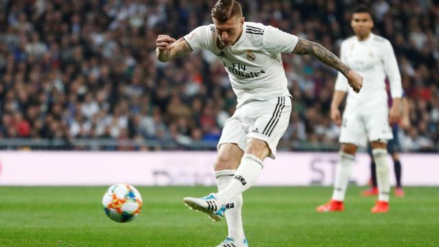 Kroos dispara a portería