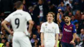 Luis Suárez celebra su gol ante los jugadores del Real Madrid