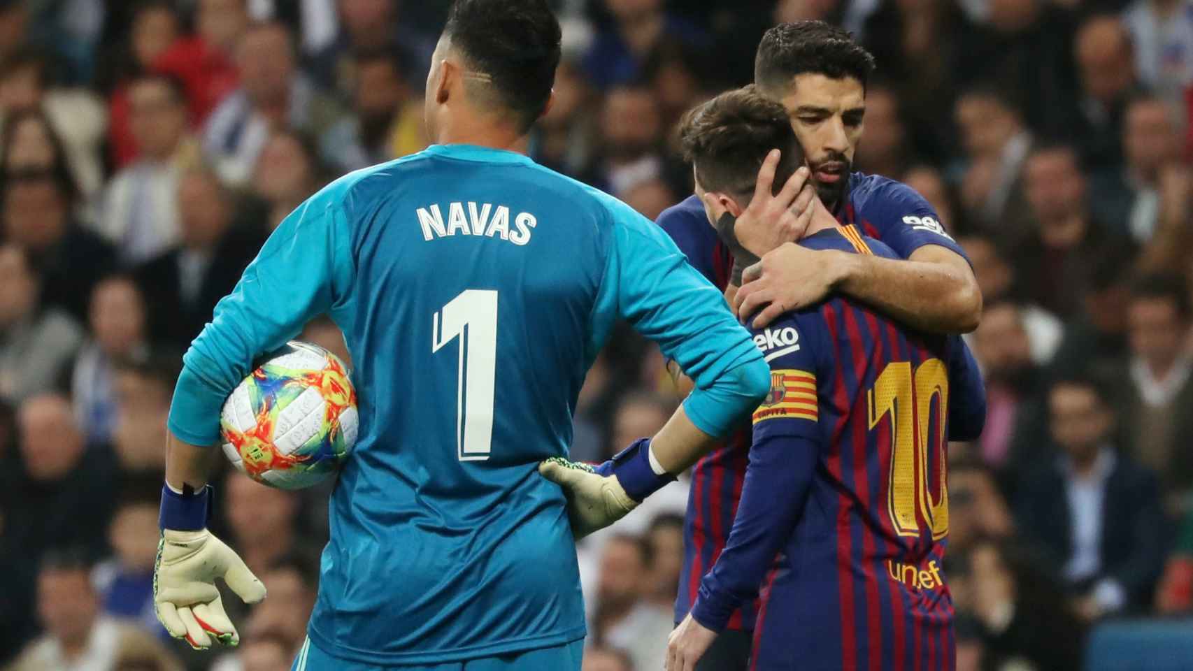 Keylor Navas ve como Messi y Suárez celebran el gol del Barça