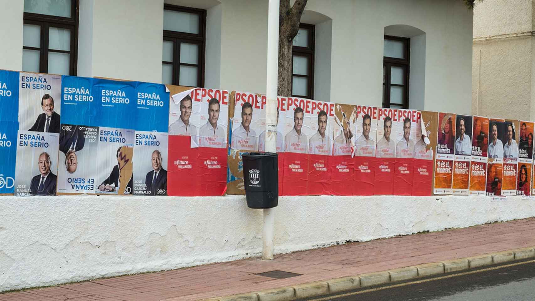 Varios carteles electorales en un muro en Alicante en las pasadas elecciones generales de 2015.