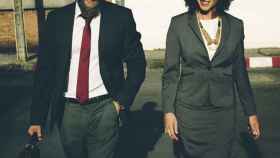 Imagen referencial de un hombre y una mujer en traje ejecutivo.