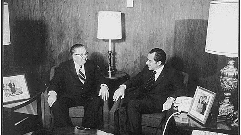 Frank Fitzsimmons, sucesor de Hoffa como presidente de la Hermandad, con Richard Nixon en 1973.