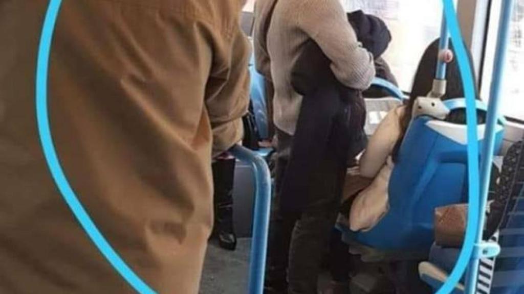Foto compartida en redes del hombre buscado por eyacular sobre una joven en un autobús de Alicante