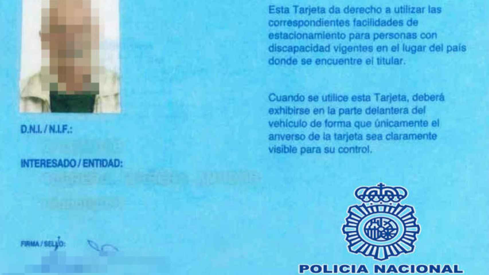 Tarjeta falsa requisada al hombre detenido. foto: Policía Nacional