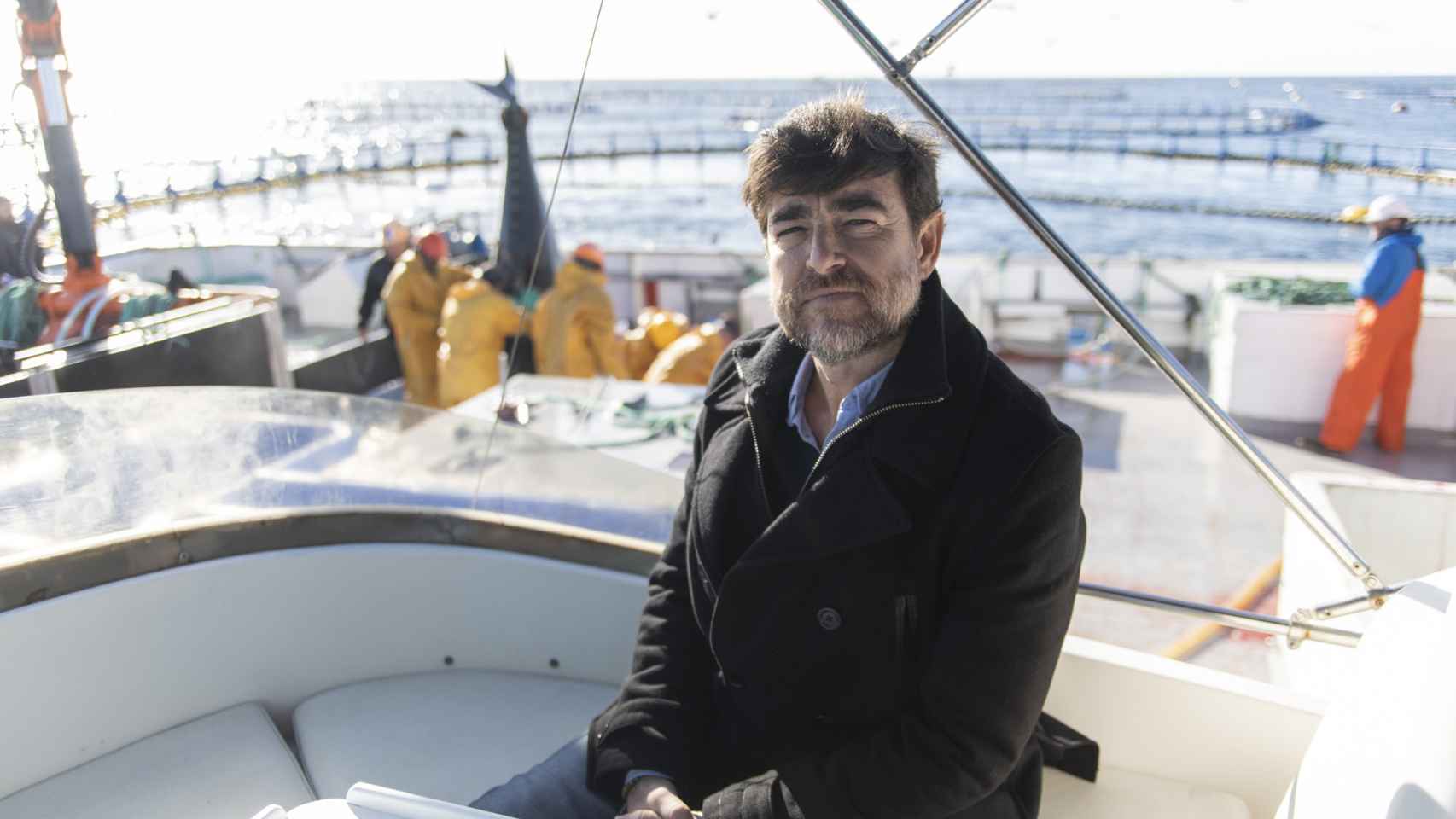 David Martínez, director adjunto de Ricardo Fuentes e Hijos. A sus espaldas unos marineros capturan el atún rojo del mar Mediterráneo.