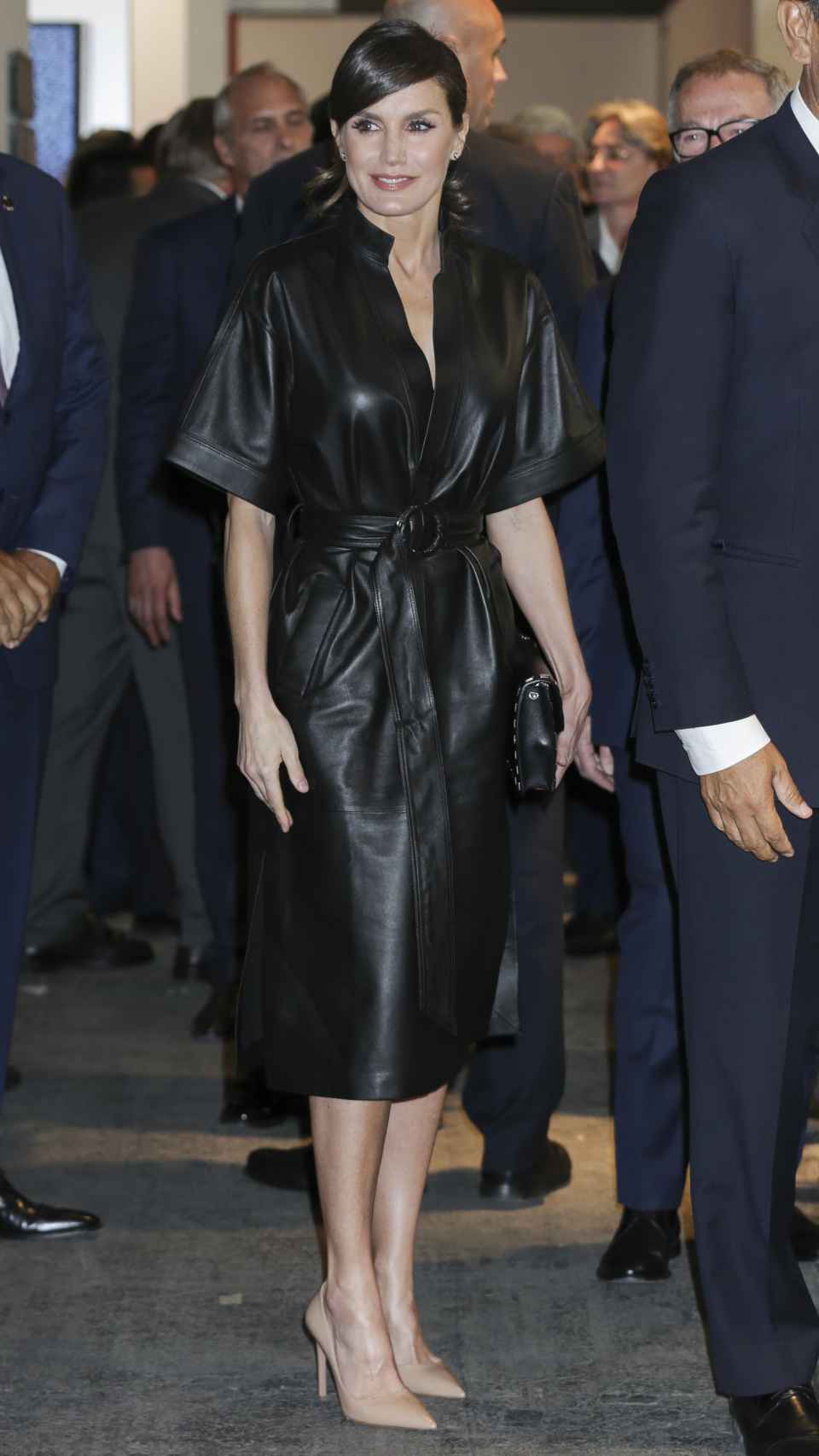 La reina Letizia luciendo un vestido negro de cuero de &Other Stories en la inauguración de ARCO.