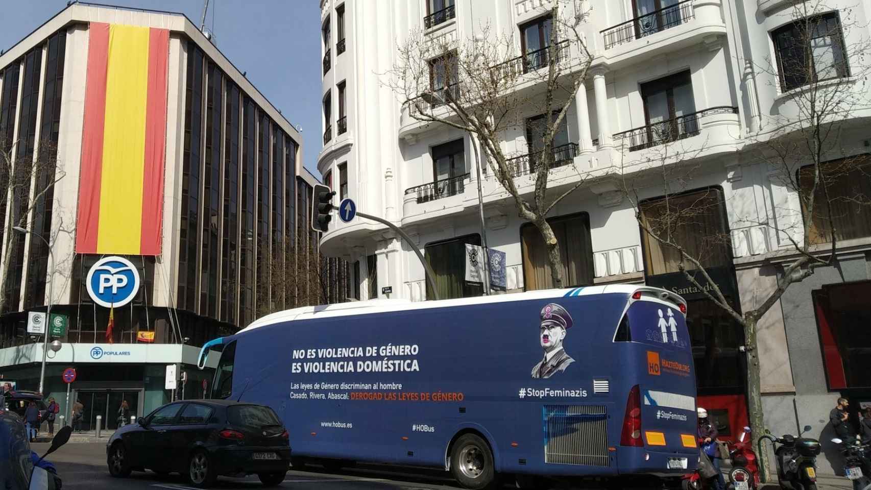 El autobús de Hazte Oír, en la sede del PP en la calle Génova.