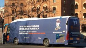 El autobús propagandístico de Hazte Oír, en Ventas (Madrid).