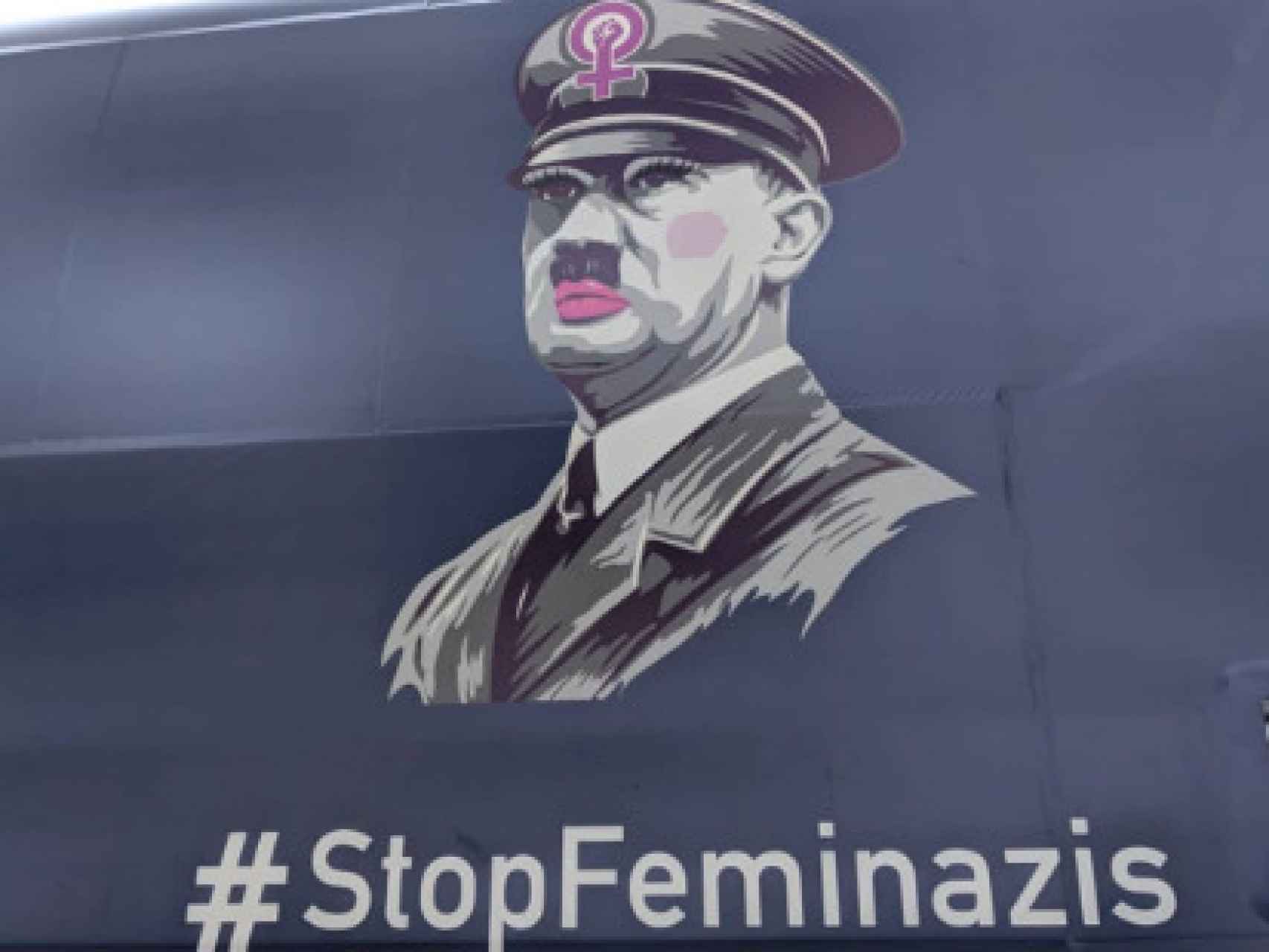 Una imagen de Hitler en el bus de Hazte Oír.