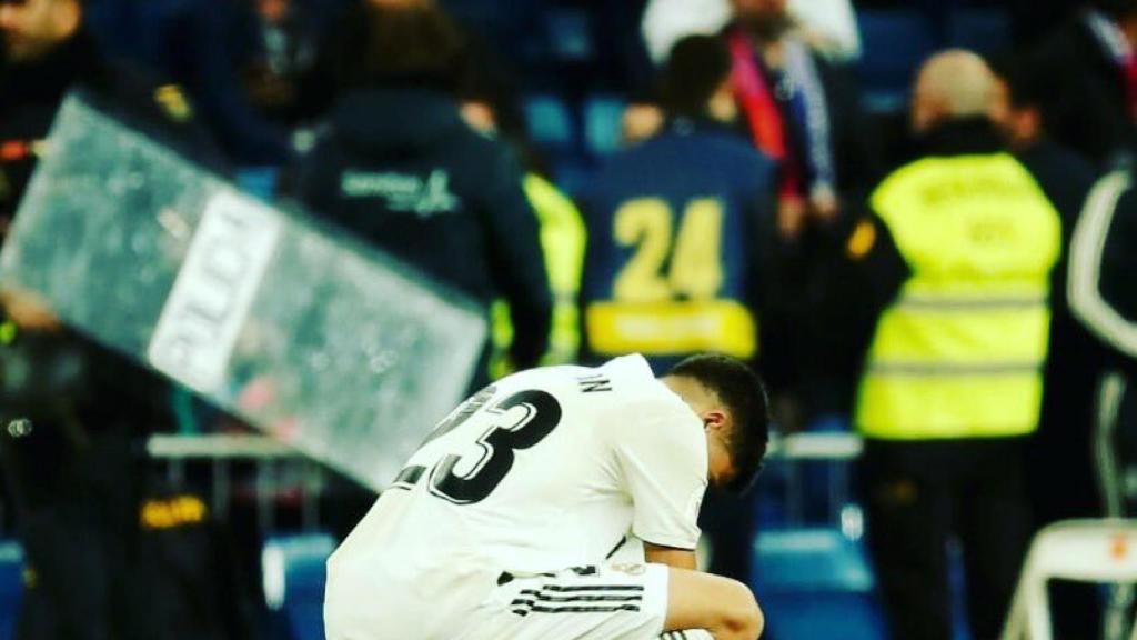 Reguilón, cabizbajo. Foto: Twitter (@sergio_regui)