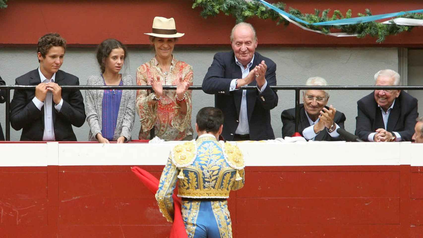 Felipe Froilán, Victoria Federica, la infanta Elena y el rey Juan Carlos en una corrida de toros en 2015.