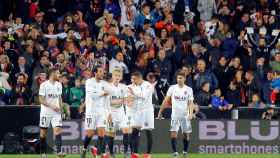 Los jugadores del Valencia celebran el gol de Rodrigo ante el Betis en Copa del Rey