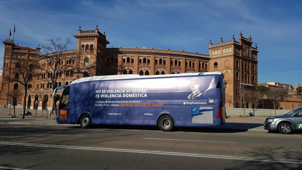El autobús propagandístico de Hazte Oír, en Ventas (Madrid).