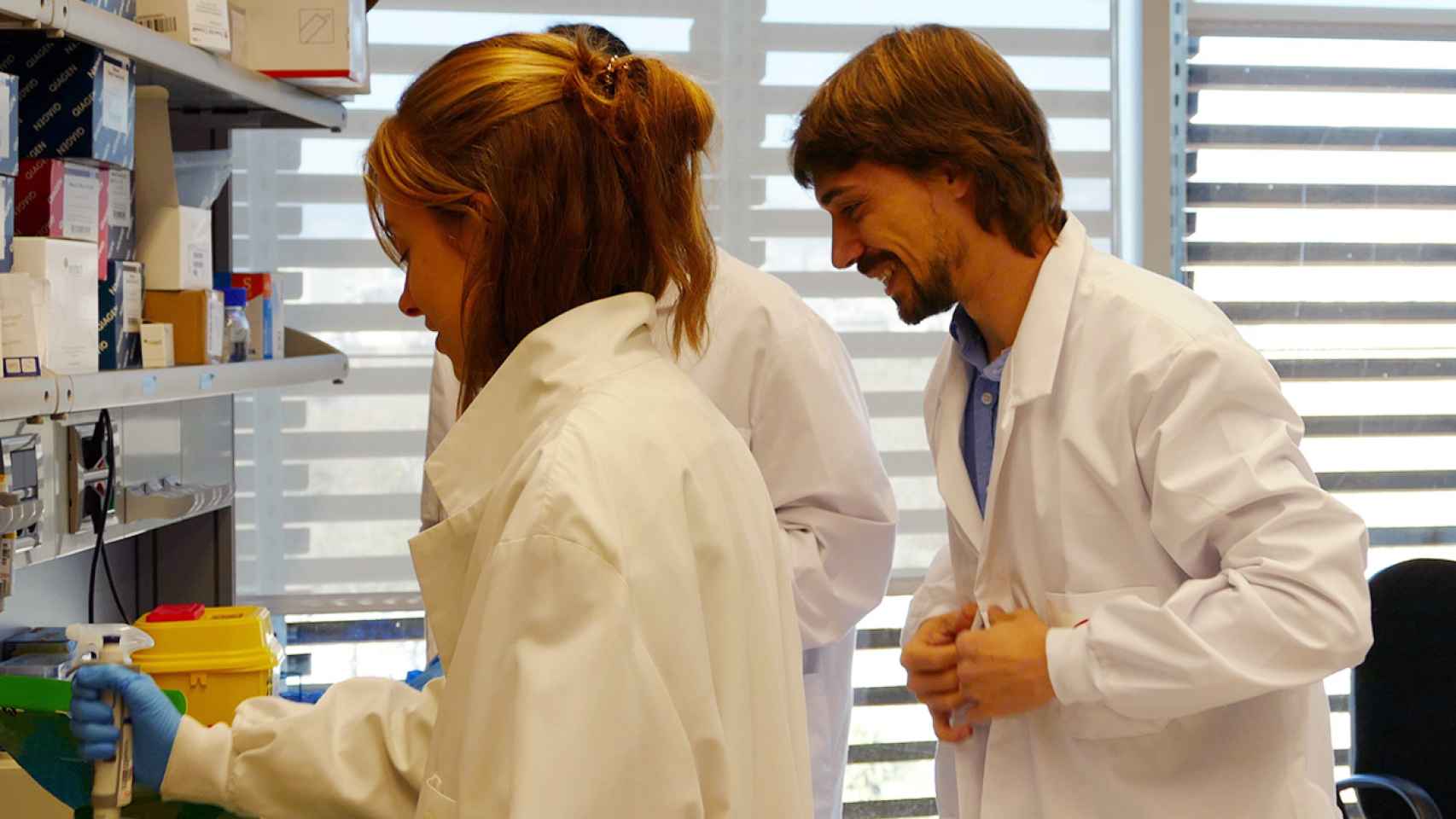 Marc Güell en el laboratorio con investigadores de su equipo.